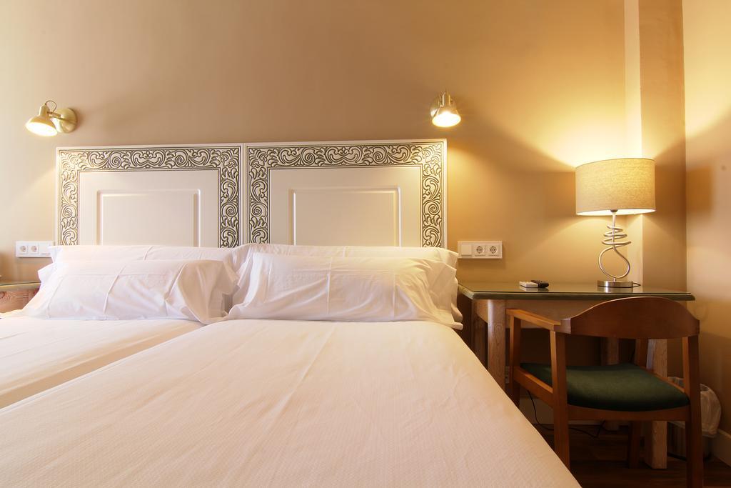 Hostal Los Castanuelos Candeleda Zewnętrze zdjęcie